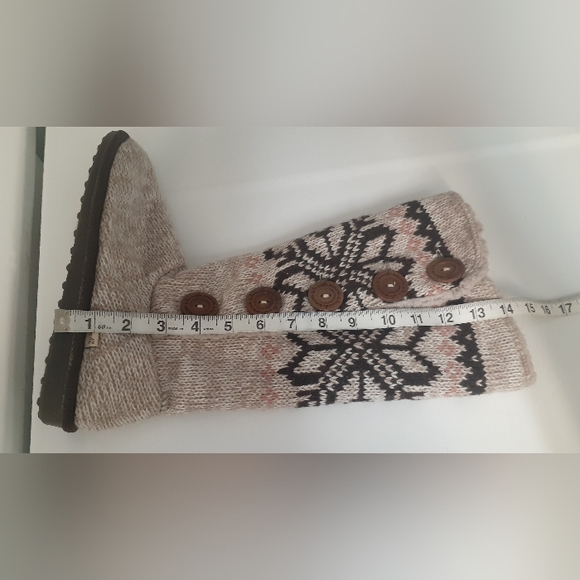 Womens' cozy knit button-up Mukluks slipper boots - size 7 - Picture 3 of 6